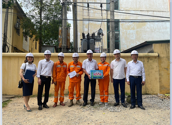 Công đoàn NPSC thăm và tặng quà Xí nghiệp dịch vụ Điện lực Thái Nguyên nhân Tháng Công nhân năm 2023